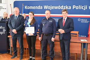 W auli Komendy Wojewódzkiej Policji w Rzeszowie odbyła się wyjątkowa uroczystość, podczas której laureaci tegorocznej edycji konkursu plastycznego „Bezpieczne Wakacje 2024” oraz konkursu na profilaktyczny spot filmowy, odebrali nagrody. Organizatorem konkursów był Wydział Prewencji Komendy Wojewódzkiej Policji w Rzeszowie oraz Regionalny Ośrodek Polityki Społecznej w Rzeszowie