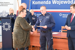 W auli Komendy Wojewódzkiej Policji w Rzeszowie odbyła się wyjątkowa uroczystość, podczas której laureaci tegorocznej edycji konkursu plastycznego „Bezpieczne Wakacje 2024” oraz konkursu na profilaktyczny spot filmowy, odebrali nagrody. Organizatorem konkursów był Wydział Prewencji Komendy Wojewódzkiej Policji w Rzeszowie oraz Regionalny Ośrodek Polityki Społecznej w Rzeszowie