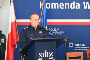 W auli Komendy Wojewódzkiej Policji w Rzeszowie odbyła się wyjątkowa uroczystość, podczas której laureaci tegorocznej edycji konkursu plastycznego „Bezpieczne Wakacje 2024” oraz konkursu na profilaktyczny spot filmowy, odebrali nagrody. Organizatorem konkursów był Wydział Prewencji Komendy Wojewódzkiej Policji w Rzeszowie oraz Regionalny Ośrodek Polityki Społecznej w Rzeszowie