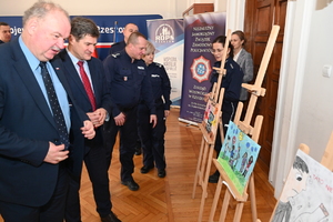 W auli Komendy Wojewódzkiej Policji w Rzeszowie odbyła się wyjątkowa uroczystość, podczas której laureaci tegorocznej edycji konkursu plastycznego „Bezpieczne Wakacje 2024” oraz konkursu na profilaktyczny spot filmowy, odebrali nagrody. Organizatorem konkursów był Wydział Prewencji Komendy Wojewódzkiej Policji w Rzeszowie oraz Regionalny Ośrodek Polityki Społecznej w Rzeszowie