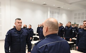 zgromadzeni na auli umundurowani policjanci uczestnicy szkolenia