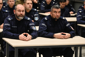 zgromadzeni na auli umundurowani policjanci uczestnicy szkolenia