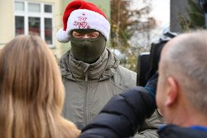 Mikołaje na zwyżce - akcja w Szpitali nr 2 w Rzeszowie, policjanci rozdają prezenty dzieciom