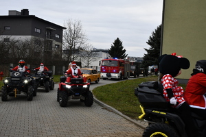 Mikołaje na zwyżce - akcja w Szpitali nr 2 w Rzeszowie, policjanci rozdają prezenty dzieciom