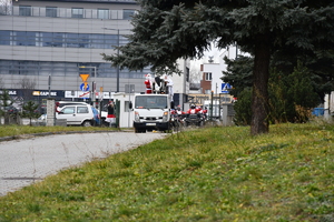 Mikołaje na zwyżce - akcja w Szpitali nr 2 w Rzeszowie, policjanci rozdają prezenty dzieciom