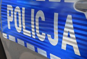 napis policja na drzwiach radiowozu
