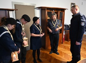 Betlejemskie światełko dotarło do komendy wojewódzkiej w Rzeszowie. Odebrał je komendant