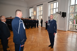 Dzisiaj w auli Komendy Wojewódzkiej Policji w Rzeszowie, po raz pierwszy w tym roku, wybrzmiały słowa policyjnej roty ślubowania. Podczas uroczystej zbiórki, nowo przyjęci funkcjonariusze złożyli ślubowanie, biorąc na siebie obowiązki i trudy związane z policyjną misją. Teraz czeka ich kilkumiesięczne szkolenie, po odbyciu którego podejmą służbę w jednostkach Policji na terenie Podkarpacia