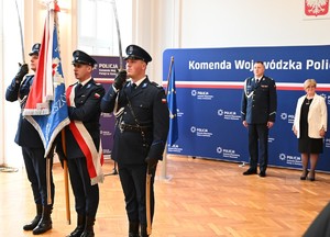 Dzisiaj w auli Komendy Wojewódzkiej Policji w Rzeszowie, po raz pierwszy w tym roku, wybrzmiały słowa policyjnej roty ślubowania. Podczas uroczystej zbiórki, nowo przyjęci funkcjonariusze złożyli ślubowanie, biorąc na siebie obowiązki i trudy związane z policyjną misją. Teraz czeka ich kilkumiesięczne szkolenie, po odbyciu którego podejmą służbę w jednostkach Policji na terenie Podkarpacia