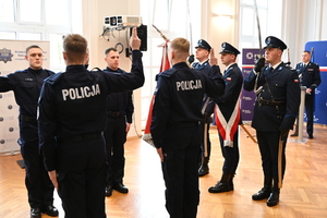 Dzisiaj w auli Komendy Wojewódzkiej Policji w Rzeszowie, po raz pierwszy w tym roku, wybrzmiały słowa policyjnej roty ślubowania. Podczas uroczystej zbiórki, nowo przyjęci funkcjonariusze złożyli ślubowanie, biorąc na siebie obowiązki i trudy związane z policyjną misją. Teraz czeka ich kilkumiesięczne szkolenie, po odbyciu którego podejmą służbę w jednostkach Policji na terenie Podkarpacia