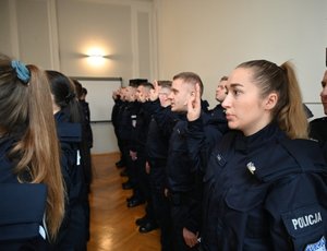 Dzisiaj w auli Komendy Wojewódzkiej Policji w Rzeszowie, po raz pierwszy w tym roku, wybrzmiały słowa policyjnej roty ślubowania. Podczas uroczystej zbiórki, nowo przyjęci funkcjonariusze złożyli ślubowanie, biorąc na siebie obowiązki i trudy związane z policyjną misją. Teraz czeka ich kilkumiesięczne szkolenie, po odbyciu którego podejmą służbę w jednostkach Policji na terenie Podkarpacia