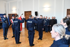 Dzisiaj w auli Komendy Wojewódzkiej Policji w Rzeszowie, po raz pierwszy w tym roku, wybrzmiały słowa policyjnej roty ślubowania. Podczas uroczystej zbiórki, nowo przyjęci funkcjonariusze złożyli ślubowanie, biorąc na siebie obowiązki i trudy związane z policyjną misją. Teraz czeka ich kilkumiesięczne szkolenie, po odbyciu którego podejmą służbę w jednostkach Policji na terenie Podkarpacia