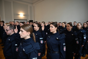 Dzisiaj w auli Komendy Wojewódzkiej Policji w Rzeszowie, po raz pierwszy w tym roku, wybrzmiały słowa policyjnej roty ślubowania. Podczas uroczystej zbiórki, nowo przyjęci funkcjonariusze złożyli ślubowanie, biorąc na siebie obowiązki i trudy związane z policyjną misją. Teraz czeka ich kilkumiesięczne szkolenie, po odbyciu którego podejmą służbę w jednostkach Policji na terenie Podkarpacia