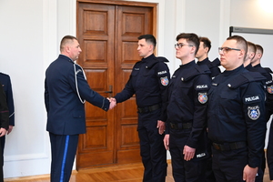 Dzisiaj w auli Komendy Wojewódzkiej Policji w Rzeszowie, po raz pierwszy w tym roku, wybrzmiały słowa policyjnej roty ślubowania. Podczas uroczystej zbiórki, nowo przyjęci funkcjonariusze złożyli ślubowanie, biorąc na siebie obowiązki i trudy związane z policyjną misją. Teraz czeka ich kilkumiesięczne szkolenie, po odbyciu którego podejmą służbę w jednostkach Policji na terenie Podkarpacia