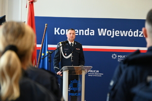 Dzisiaj w auli Komendy Wojewódzkiej Policji w Rzeszowie, po raz pierwszy w tym roku, wybrzmiały słowa policyjnej roty ślubowania. Podczas uroczystej zbiórki, nowo przyjęci funkcjonariusze złożyli ślubowanie, biorąc na siebie obowiązki i trudy związane z policyjną misją. Teraz czeka ich kilkumiesięczne szkolenie, po odbyciu którego podejmą służbę w jednostkach Policji na terenie Podkarpacia