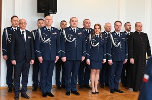 Dzisiaj w auli Komendy Wojewódzkiej Policji w Rzeszowie, po raz pierwszy w tym roku, wybrzmiały słowa policyjnej roty ślubowania. Podczas uroczystej zbiórki, nowo przyjęci funkcjonariusze złożyli ślubowanie, biorąc na siebie obowiązki i trudy związane z policyjną misją. Teraz czeka ich kilkumiesięczne szkolenie, po odbyciu którego podejmą służbę w jednostkach Policji na terenie Podkarpacia