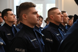 Dzisiaj w auli Komendy Wojewódzkiej Policji w Rzeszowie, po raz pierwszy w tym roku, wybrzmiały słowa policyjnej roty ślubowania. Podczas uroczystej zbiórki, nowo przyjęci funkcjonariusze złożyli ślubowanie, biorąc na siebie obowiązki i trudy związane z policyjną misją. Teraz czeka ich kilkumiesięczne szkolenie, po odbyciu którego podejmą służbę w jednostkach Policji na terenie Podkarpacia