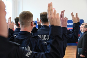 Dzisiaj w auli Komendy Wojewódzkiej Policji w Rzeszowie, po raz pierwszy w tym roku, wybrzmiały słowa policyjnej roty ślubowania. Podczas uroczystej zbiórki, nowo przyjęci funkcjonariusze złożyli ślubowanie, biorąc na siebie obowiązki i trudy związane z policyjną misją. Teraz czeka ich kilkumiesięczne szkolenie, po odbyciu którego podejmą służbę w jednostkach Policji na terenie Podkarpacia