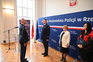 Dzisiaj w auli Komendy Wojewódzkiej Policji w Rzeszowie, po raz pierwszy w tym roku, wybrzmiały słowa policyjnej roty ślubowania. Podczas uroczystej zbiórki, nowo przyjęci funkcjonariusze złożyli ślubowanie, biorąc na siebie obowiązki i trudy związane z policyjną misją. Teraz czeka ich kilkumiesięczne szkolenie, po odbyciu którego podejmą służbę w jednostkach Policji na terenie Podkarpacia