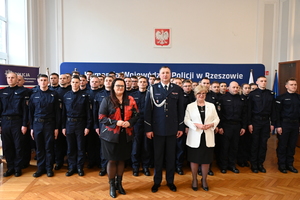 Dzisiaj w auli Komendy Wojewódzkiej Policji w Rzeszowie, po raz pierwszy w tym roku, wybrzmiały słowa policyjnej roty ślubowania. Podczas uroczystej zbiórki, nowo przyjęci funkcjonariusze złożyli ślubowanie, biorąc na siebie obowiązki i trudy związane z policyjną misją. Teraz czeka ich kilkumiesięczne szkolenie, po odbyciu którego podejmą służbę w jednostkach Policji na terenie Podkarpacia