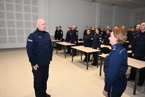 Wczoraj na terenie Oddziału Prewencji Policji w Rzeszowie odbyło się uroczyste zakończenie szkolenia aspiranckiego zorganizowanego przez Szkołę Policji w Katowicach. 48 funkcjonariuszy naszego garnizonu pozytywnie zdało egzamin uprawniający do awansu na stopień w korpusie aspiranckim. W uroczystym zakończeniu szkolenia udział wzięła Zastępca Komendanta Wojewódzkiego Policji w Rzeszowie insp. Małgorzata Fąfara.
