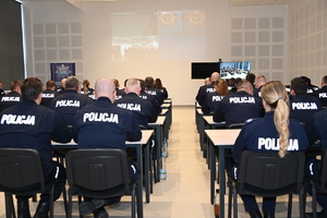 Wczoraj na terenie Oddziału Prewencji Policji w Rzeszowie odbyło się uroczyste zakończenie szkolenia aspiranckiego zorganizowanego przez Szkołę Policji w Katowicach. 48 funkcjonariuszy naszego garnizonu pozytywnie zdało egzamin uprawniający do awansu na stopień w korpusie aspiranckim. W uroczystym zakończeniu szkolenia udział wzięła Zastępca Komendanta Wojewódzkiego Policji w Rzeszowie insp. Małgorzata Fąfara.