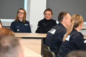 Wczoraj na terenie Oddziału Prewencji Policji w Rzeszowie odbyło się uroczyste zakończenie szkolenia aspiranckiego zorganizowanego przez Szkołę Policji w Katowicach. 48 funkcjonariuszy naszego garnizonu pozytywnie zdało egzamin uprawniający do awansu na stopień w korpusie aspiranckim. W uroczystym zakończeniu szkolenia udział wzięła Zastępca Komendanta Wojewódzkiego Policji w Rzeszowie insp. Małgorzata Fąfara.