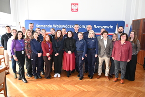zgromadzeni w auli KWP w Rzeszowie funkcjonariusze oraz prelegenci