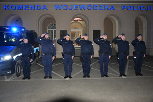 Policjanci oddają hołd