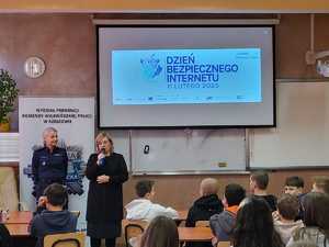 Funkcjonariuszka i funkcjonariusz na spotkaniu z dziećmi