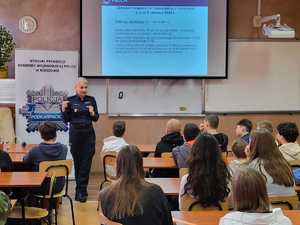 Funkcjonariuszka i funkcjonariusz na spotkaniu z dziećmi