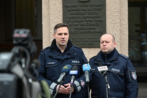 Policjanci udzielają informacji mediom