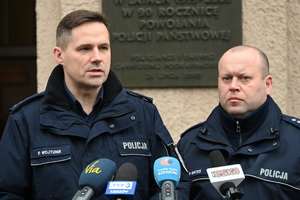 Policjanci udzielają informacji mediom