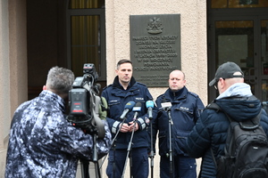 Policjanci udzielają informacji mediom