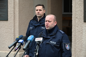 Policjanci udzielają informacji mediom