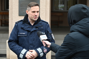Policjanci udzielają informacji mediom