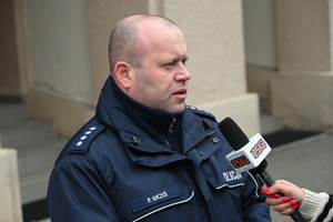 Policjanci udzielają informacji mediom