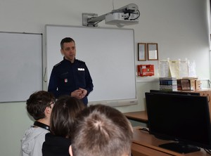 umundurowani policjanci prowadzący prelekcję dla młodzieży szkolnej