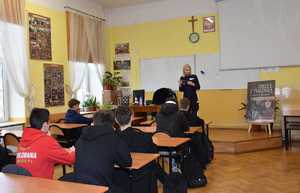 umundurowani policjanci prowadzący prelekcję dla młodzieży szkolnej