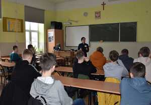 umundurowani policjanci prowadzący prelekcję dla młodzieży szkolnej