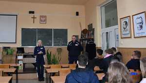 umundurowani policjanci prowadzący prelekcję dla młodzieży szkolnej