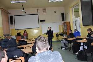 umundurowani policjanci prowadzący prelekcję dla młodzieży szkolnej