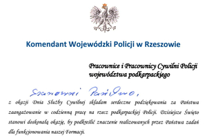 Na górze wizerunek orła białego ze złotą koroną na głowie zwróconej w prawo, z rozwiniętymi skrzydłami, z dziobem i szponami złotymi. Poniżej napis o treści: 

Komendant Wojewódzki Policji w Rzeszowie 
Pracownice i Pracownicy Cywilni Policji województwa podkarpackiego 
Szanowni Państwo, 

z okazji Dnia Służby Cywilnej składam serdeczne podziękowania za Państwa zaangażowanie w codzienną pracę na rzecz podkarpackiej Policji. Dzisiejsze Święto stanowi doskonałą okazję, by podkreślić znaczenie realizowanych przez Państwa zadań dla funkcjonowania naszej Formacji.