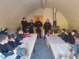 Policjanci podczas spotkania za harcerzami