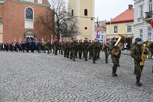 Policjanci i inne służby mundurowe podczas obchodów Dnia Pamięci Żołnierzy Wyklętych