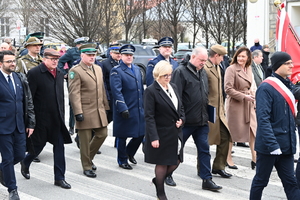 Policjanci i inne służby mundurowe podczas obchodów Dnia Pamięci Żołnierzy Wyklętych