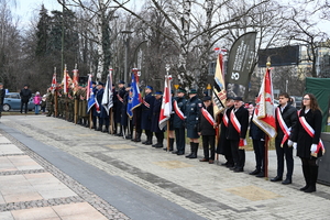 Policjanci i inne służby mundurowe podczas obchodów Dnia Pamięci Żołnierzy Wyklętych