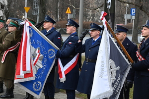 Policjanci i inne służby mundurowe podczas obchodów Dnia Pamięci Żołnierzy Wyklętych