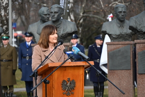 Policjanci i inne służby mundurowe podczas obchodów Dnia Pamięci Żołnierzy Wyklętych
