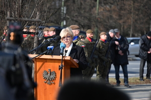 Policjanci i inne służby mundurowe podczas obchodów Dnia Pamięci Żołnierzy Wyklętych